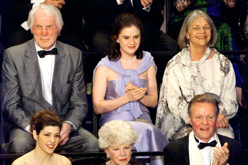 &copy; Reuters. Imagen de archivo de actores ganadores del Oscar, en la fila superior de izquierda a derecha: Jack Palance, Anna Paquin y Louise Fletcher, se sientan con Marissa Tomei (izquierda) y Jon Voight (derecha) durante la edición 70 de los Premios de la Academia