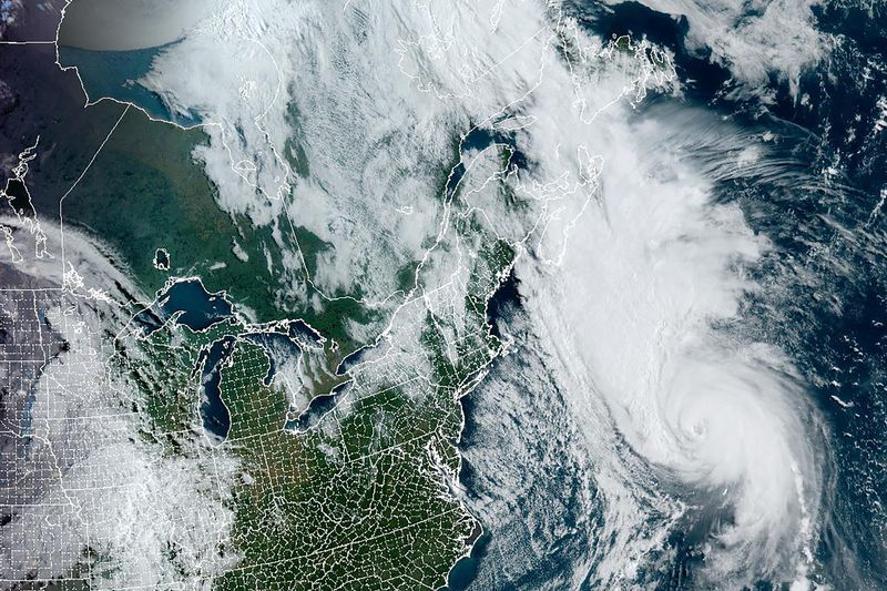 &copy; Reuters. L'ouragan Fiona avance vers les provinces Maritimes du Canada sur une image composite du satellite météorologique GOES-East de la National Oceanic and Atmospheric Administration (NOAA). /Photo prise le 23 septembre 2022/REUTERS/NOAA