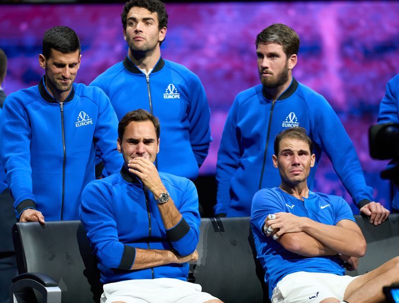 &copy; Reuters. El tenista Roger Federer y el español Rafael Nadal lloran luego del último partido como profesional del maestro suizo en la Laver Cup, en Londres, Reino Unido. 23 de septiembre, 2022. Crédito obligatorio: Peter van den Berg-USA TODAY Sports