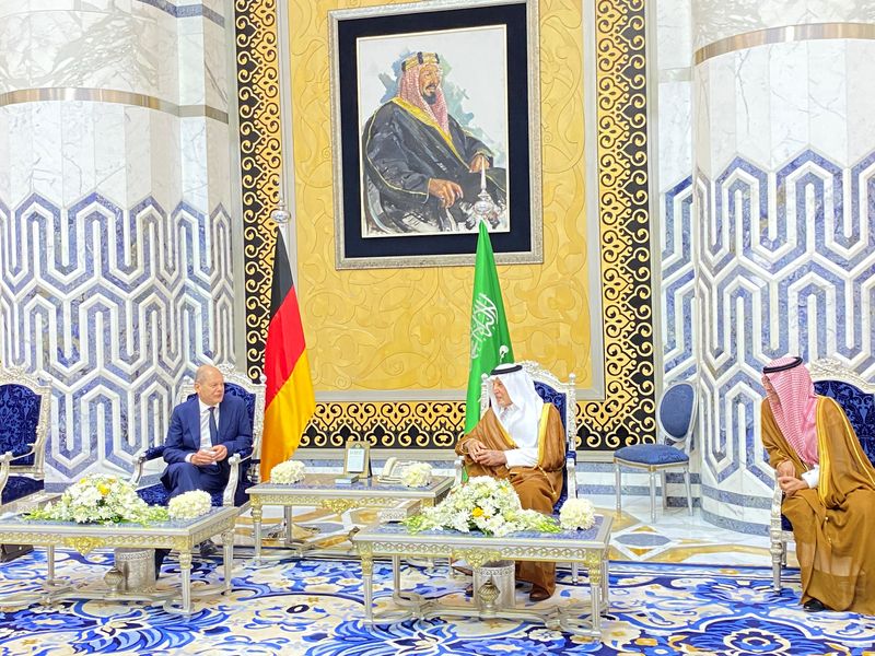 &copy; Reuters. Mecca Governor Khalid Bin Faisal Al Saud receives German Chancellor Olaf Scholz in Jeddah, Saudi Arabia September 24, 2022. REUTERS/Andreas Rinke