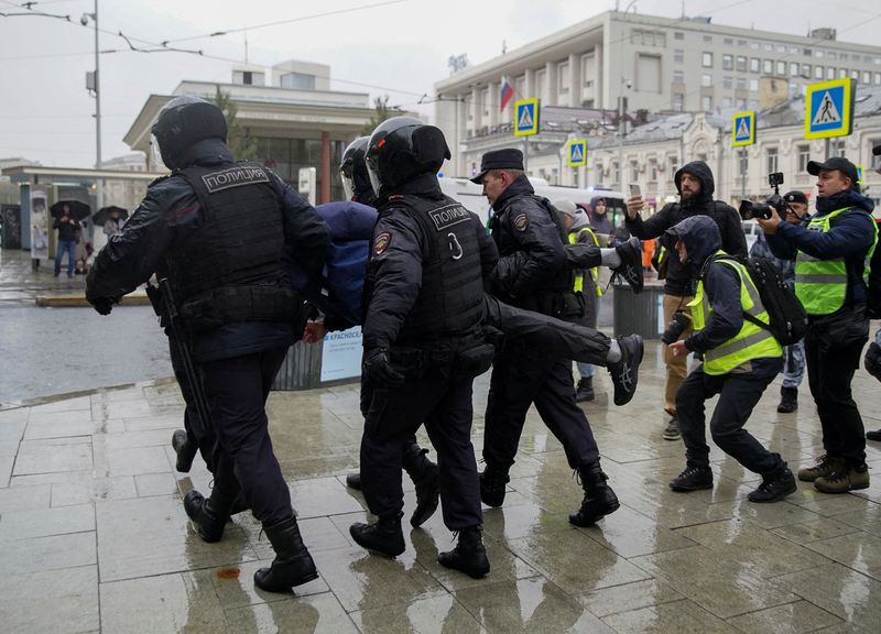 &copy; Reuters. Agentes de la policía rusos detienen a una persona durante una concentración, después de que activistas de la oposición convocaron protestas callejeras contra la movilización de reservistas ordenada por el presidente Vladímir Putin, en Moscú, Rusia