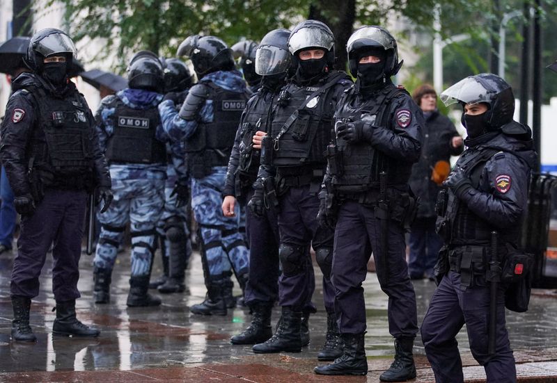 &copy; Reuters. ضباط روس يقفون في حراسة خلال احتجاجات مناهضة للتعبئة في موسكو يوم السبت. تصوير: رويترز.