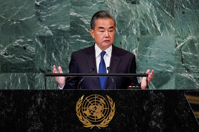 &copy; Reuters. وزير الخارجية الصيني وانغ يي يتحدث أمام الجمعية العامة للأمم المتحدة في نيويورك يوم السبت. تصوير: إدواردو مونوز - رويترز.