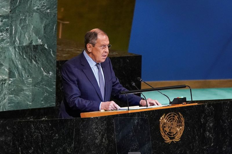 &copy; Reuters. وزير الخارجية الروسي سيرجي لافروف يلقي كلمة أمام الجمعية العامة للأمم المتحدة في مقر الأمم المتحدة بنيويورك يوم السبت. تصوير: إدواردو مونوز
