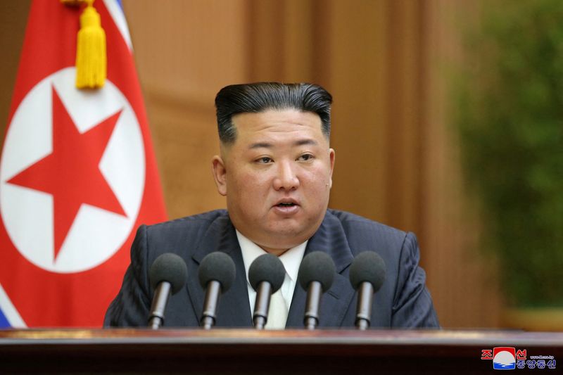 © Reuters. FOTO DE ARCHIVO: El líder de Corea del Norte, Kim Jong Un, se dirige a la Asamblea Popular Suprema, el parlamento norcoreano, que aprobó una ley que consagra oficialmente sus políticas de armas nucleares, en Pyongyang, Corea del Norte. 8 de septiembre de 2022, en esta foto publicada por la Agencia Central de Noticias de Corea del Norte (KCNA).   KCNA vía REUTERS