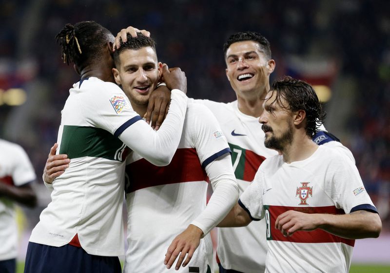 &copy; Reuters. 　サッカーの欧州ネーションズリーグは２４日、各地で１次リーグの試合を行い、リーグＡの２組ではポルトガルが敵地でチェコに４─０で圧勝した。写真は得点を喜ぶポルトガルの選手た