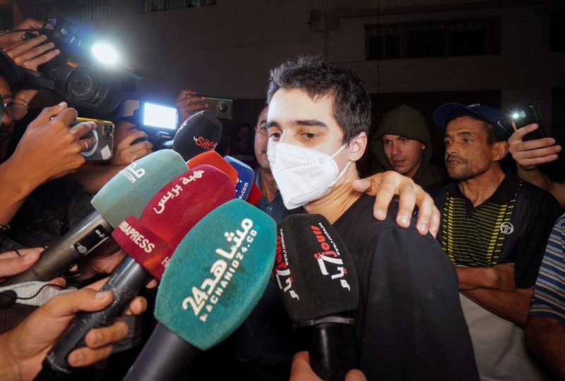 &copy; Reuters. الطالب المغربي ابراهيم سعدون لدى وصوله إلى الدار البيضاء يوم السبت. تصوير: عبد الخالق بلحقي - رويترز