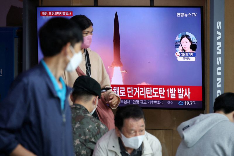 © Reuters. أشخاص يشاهدون تقرير إخباري تلفزيوني عن إطلاق كوريا الشمالية لصاروخ باليستي قبالة الساحل الشرقي في سول يوم الأحد. تصوير: كيم هونج جي - رويترز