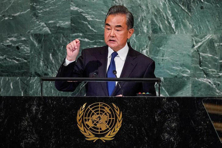 &copy; Reuters. 　中国の王毅外相は２４日、国連総会で演説し、台湾との「平和的統一」実現を目指す方針を示す一方で、外部からの干渉には強力な対抗手段を講じると述べた（２０２２年　ロイター/EDUAR