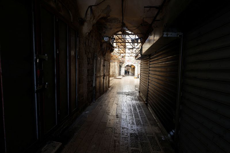&copy; Reuters. محلات مغلقة خلال إضراب بعد غارة إسرائيلية على نابلس بالضفة الغربية يوم الأحد. تصوير : رنين صفواطة - رويترز.