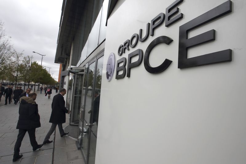 &copy; Reuters. Logo à l'entrée du siège social du Groupe BPCE. /Photo prise le 24 septembre 2015 à Paris, France/REUTERS/Philippe Wojazer
