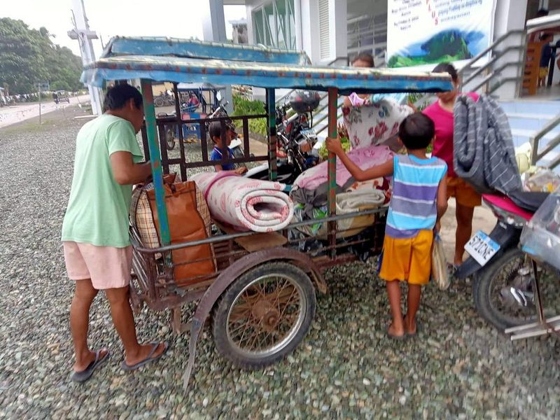 &copy; Reuters. Les résidents transportent leurs affaires personnelles au centre d'évacuation. /Photo prise le 25 septembre 2022 dans la province d'Aurora, Philippines/REUTERS/Ricardo Balala Jr.
