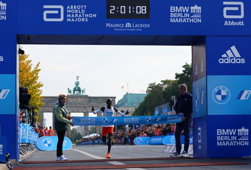 &copy; Reuters. El keniano Eliud Kipchoge celebra al ganar la maratón de Berlín y romper el récord mundial en Berlín, Alemania. 25 de septiembre, 2022. REUTERS/Fabrizio Bensch