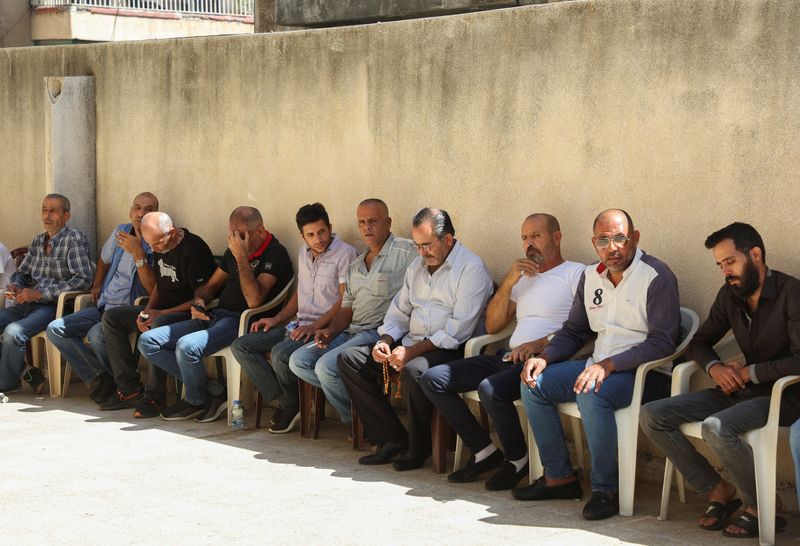 &copy; Reuters. أشخاص يجلسون لتقديم العزاء في وفاة مصطفى ميستو، المواطن اللبناني الذي كان على متن قارب مهاجرين غرق قبالة ساحل سوريا يوم الخميس، في حي باب ال