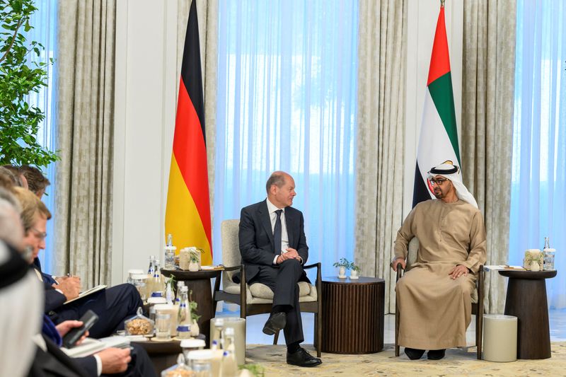 © Reuters. United Arab Emirates President Sheikh Mohamed bin Zayed Al-Nahyan meets with German Chancellor Olaf Scholz in Abu Dhabi, United Arab Emirates, September 25, 2022. UAE Presidential Court/Handout via REUTERS