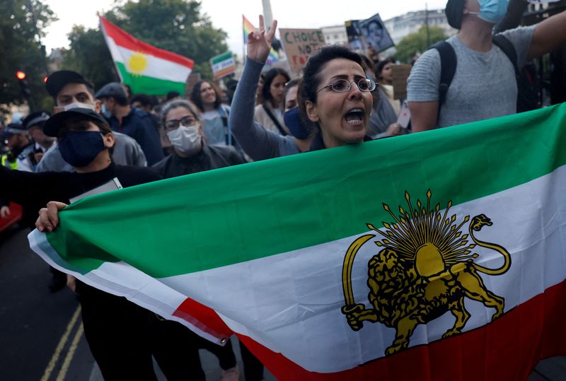 © Reuters. متظاهرون متضامنون مع النساء الإيرانيات بعد وفاة مهسا أميني خلال احتجازها لدى الشرطة الإيرانية في صورة التقطت في لندن يوم السبت. تصوير: كلودا كيلكوين - رويترز.