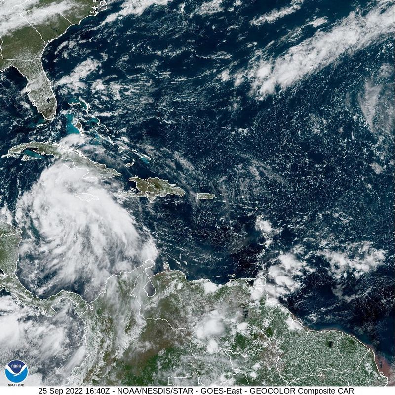 &copy; Reuters. صورة التقطها القمر الصناعي تظهر العاصفة المدارية إيان تقترب من ساحل كوبا يوم الأحد. هذه الصورة حصلت عليها رويترز من الإدارة الوطنية للمحيطا