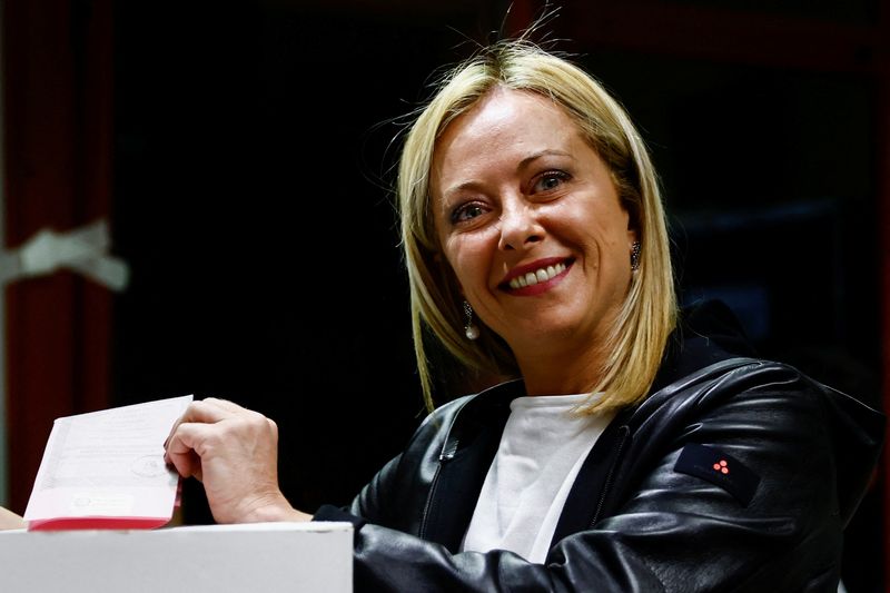 © Reuters. Leader of Brothers of Italy Giorgia Meloni poses with her ballot at a polling station during the snap election in Rome, Italy September 25, 2022. REUTERS/Yara Nardi