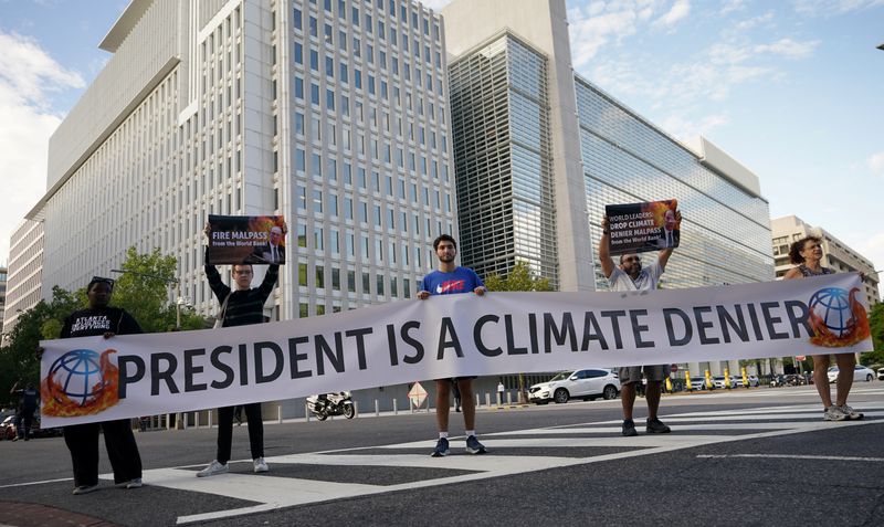 &copy; Reuters. 　米ホワイトハウスのジャンピエール報道官は９月２３日、 世界銀行のマルパス総裁による最近の地球温暖化に関する発言を非難すると述べた。写真は世銀前で、同総裁に抗議する横断幕
