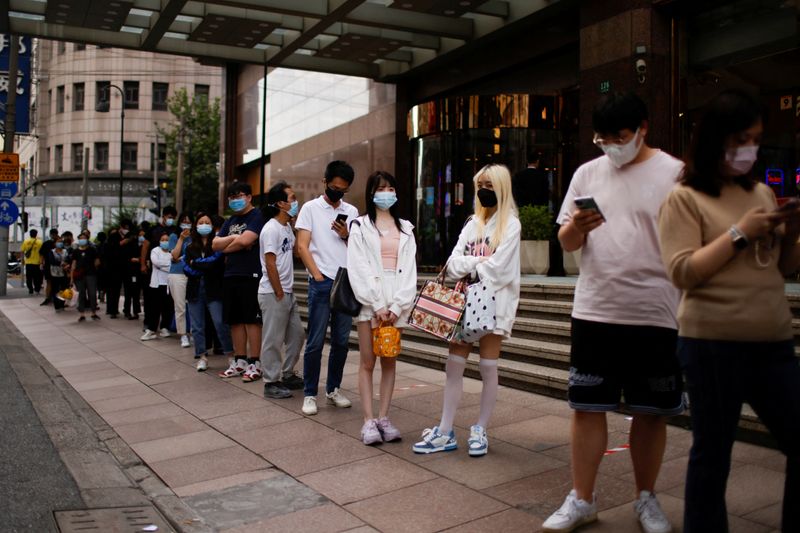 © Reuters. 中国共産党系紙「環球時報」の元編集長で、著名コメンテーターの胡錫進氏は２５日、中国が新型コロナウイルス政策について考えを巡らせる中、疫病の専門家は声を発する必要があると指摘した。写真は９月２１日、上海で撮影（２０２２年　ロイター/Aly Song）