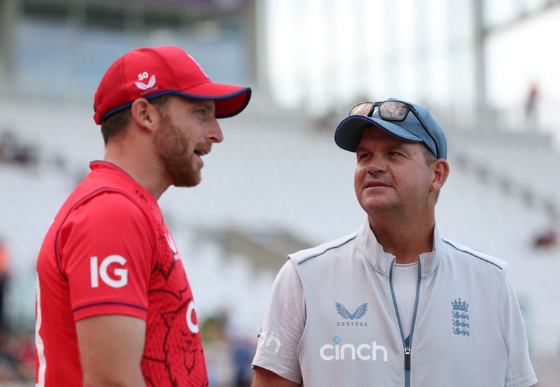 &copy; Reuters. FILE PHOTO: Cricket - T20 Series - England v South Africa - The Ageas Bowl, Southampton, Britain - July 31, 2022 England head coach Matthew Mott talks to Jos Buttler after the match Action Images via Reuters/Paul Childs/File Photo