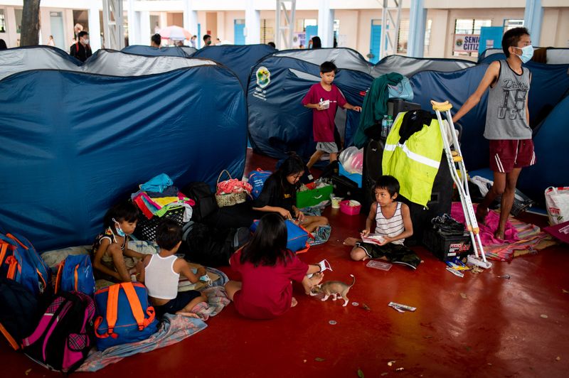&copy; Reuters. أطفال يحتمون داخل مركز للإخلاء بالعاصمة الفلبينية مانيلا يوم الاثنين جراء إعصار نورو. تصوير : ليزا ماري ديفيد - رويترز .  