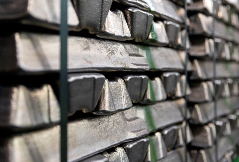 © Reuters. FILE PHOTO: Aluminium blocks in Gradacac, Bosnia and Herzegovina February 8, 2022. REUTERS/Dado Ruvic/Illustration