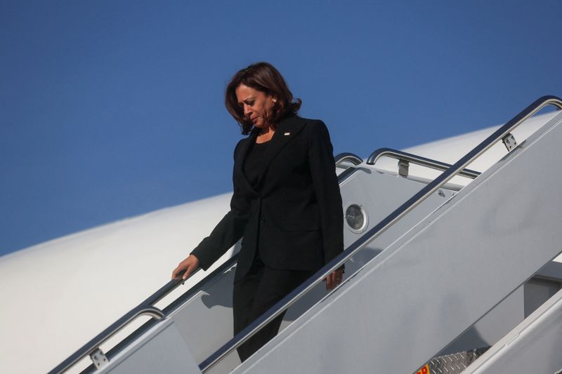 &copy; Reuters. نائبة الرئيس كامالا هاريس تهبط من الطائرة لدى وصولها إلى قاعدة يوكوتا الجوية بالقرب من طوكيو يوم الاثنين. صورة لرويترز من ممثل لوكالات الأن