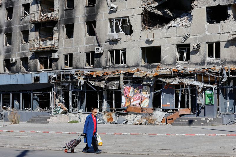 &copy; Reuters. Un residente local pasa por delante de un bloque de apartamentos dañado en el transcurso del conflicto entre Rusia y Ucrania en Mariupol, Ucrania, el 25 de septiembre de 2022. REUTERS/Alexander Ermochenko