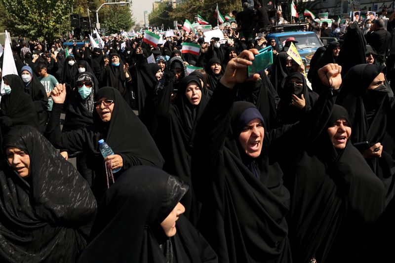 © Reuters. Pro-government peoples rally against the recent protest gatherings in Iran, after the Friday prayer ceremony in Tehran, Iran September 23, 2022. Iranians have staged mass protests over the case of Mahsa Amini, 22, who died last week after being arrested by the morality police for wearing 