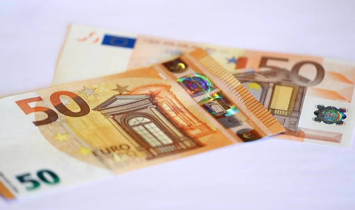 &copy; Reuters. 　９月２６日、ＥＣＢのデギンドス副総裁は、ユーロ圏のインフレのすそ野がますます拡大しており、経済成長が鈍化しているとの認識を示した。写真はユーロ紙幣。フランクフルトで２０