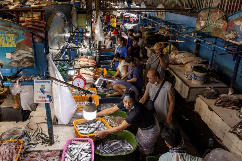 &copy; Reuters. FILE PHOTO: Vendors work at a public market in Quezon City, Philippines, August 9, 2022. REUTERS/Eloisa Lopez/File Photo