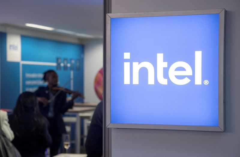 &copy; Reuters. Il logo di Intel Corporation in un ufficio temporaneo durante il World Economic Forum 2022 nella località di Davos, Svizzera, 25 maggio 2022. REUTERS/Arnd Wiegmann/Foto d'archivio