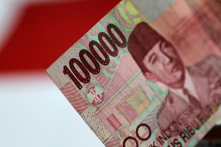 &copy; Reuters. 　９月２６日、インドネシア中央銀行の高官は、通貨ルピアの過度な下落を防ぐため、常に「トリプル介入」する態勢にあると述べた。写真はルピア紙幣。２０１７年６月撮影（２０２２年