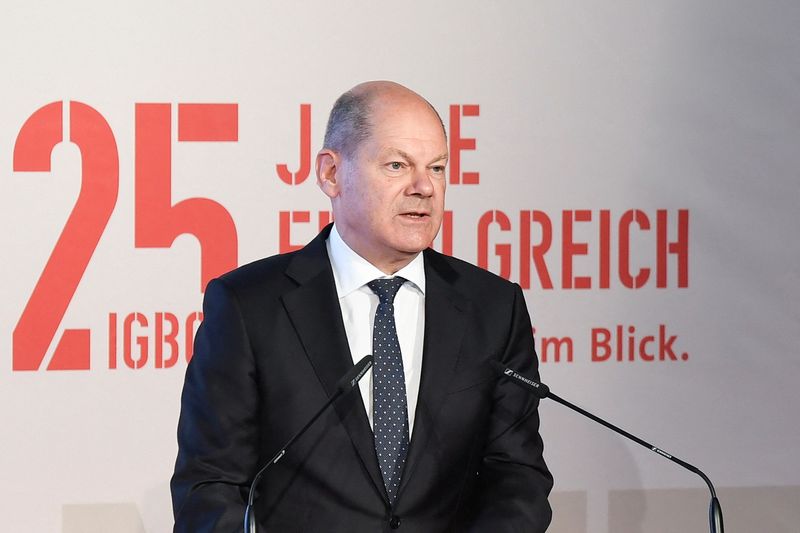&copy; Reuters. FILE PHOTO: German Chancellor Olaf Scholz delivers his speech as he takes part in the 25th anniversary celebration for the IGBCE mining, chemicals and energy trade union in Hanover, Germany September 23, 2022. REUTERS/Fabian Bimmer
