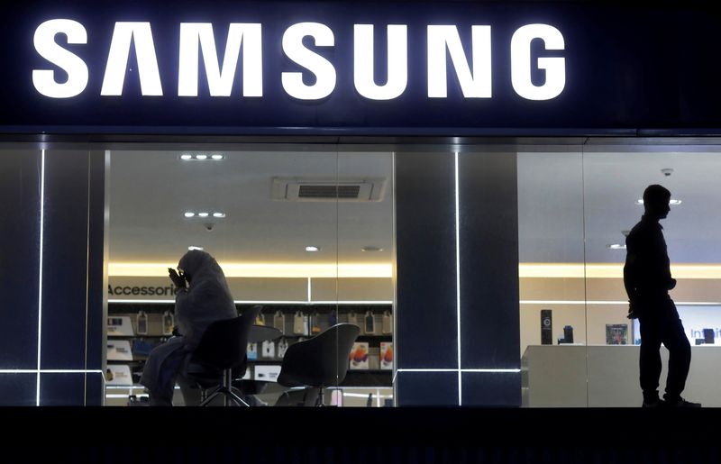 Samsung to lure 175 million existing India customers with cashback card