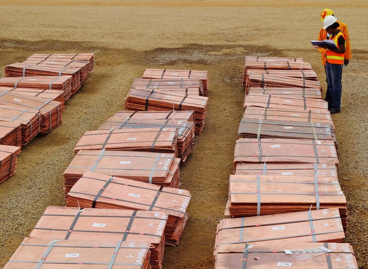 &copy; Reuters. Imagen de archivo de trabajadores revisando cargamentos de cobre en la mina Tenke Fungurume, en la provincia congoleña de Katanga, en el sur de la República Democrática del Congo.