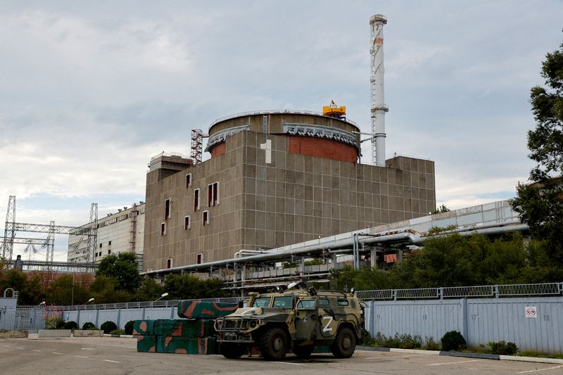 &copy; Reuters. Un veicolo blindato russo è parcheggiato all'esterno della centrale nucleare di Zaporizhzhia durante la visita della missione di esperti dell'Agenzia internazionale per l'energia atomica (AIEA) nel corso del conflitto tra Ucraina e Russia all'esterno di 