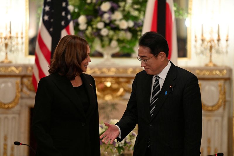 &copy; Reuters. Kamala Harris, Vice President of the U.S. (L) and Japan's Prime Minister Fumio Kishida (R) pose for photographers prior to the Japan-USA bilateral meeting at Akasaka Palace State Guest House in Tokyo, Japan on September 26, 2022 David Mareuil/Pool via REU