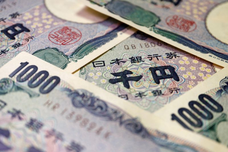 © Reuters. Banknotes of Japanese yen are seen in this illustration picture taken September 22, 2022. REUTERS/Florence Lo/Illustration