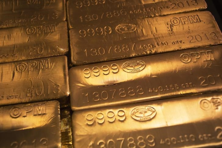 &copy; Reuters. Imagen de archivo de lingotes de oro de 24 quilates en las instalaciones de West Point, Nueva York, EEUU.