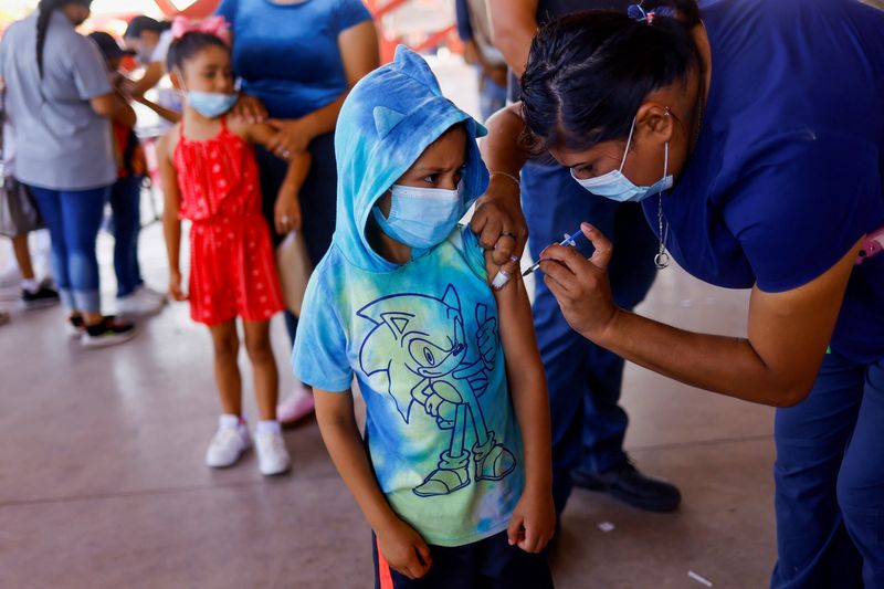 &copy; Reuters. A child receives a dose of the Pfizer-BioNTech coronavirus disease (COVID-19) pediatric vaccine during a mass vaccination program for children ages 6 to 7 in Ciudad Juarez, Mexico, August 9, 2022. REUTERS/Jose Luis Gonzalez