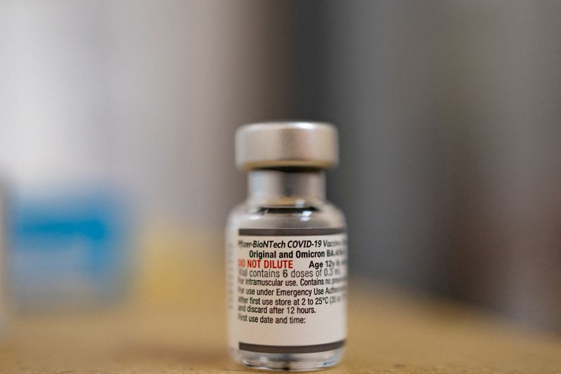 © Reuters. FILE PHOTO: A vial of the Pfizer-BioNTech coronavirus disease (COVID-19) booster vaccine targeting BA.4 and BA.5 Omicron sub variants is pictured at Skippack Pharmacy in Schwenksville, Pennsylvania, U.S., September 8, 2022.  REUTERS/Hannah Beier/File Photo