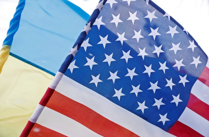 &copy; Reuters. FILE PHOTO: The Ukrainian national flag is seen behind the U.S. national flag during a rally of foreign community members in support of Ukraine amid growing tensions with Russia, in Kyiv, Ukraine February 6, 2022. REUTERS/Valentyn Ogirenko