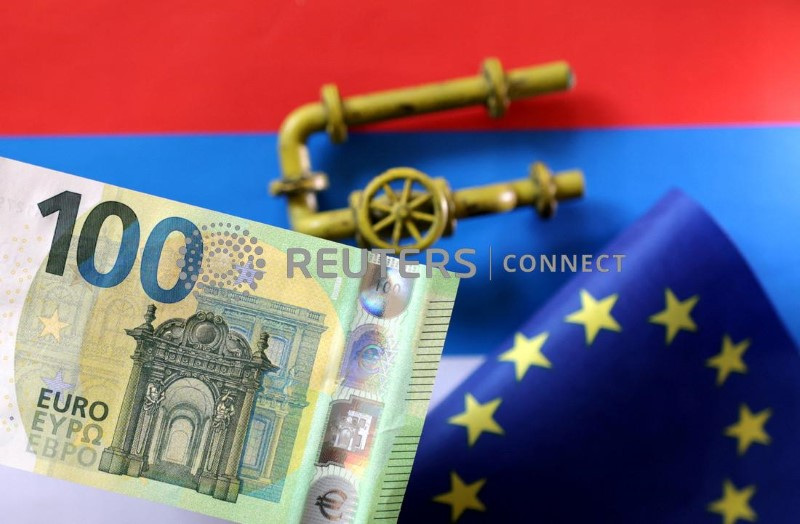 &copy; Reuters. Una bandiera dell'Unione europea, una banconota da 100 euro e un modellino di un gasdotto in un'illustrazione. 7 settembre 2022. REUTERS/Dado Ruvic/Illustration