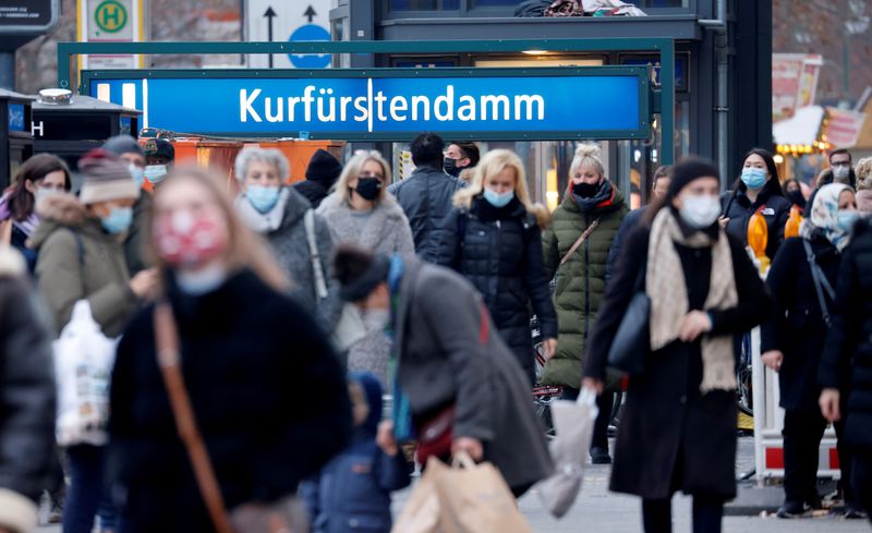 &copy; Reuters. FOTO DE ARCHIVO: Personas con mascarillas caminan en el bulevar comercial Kurfürstendamm, en Berlín, Alemania, el 5 de diciembre de 2020. REUTERS/Fabrizio Bensch