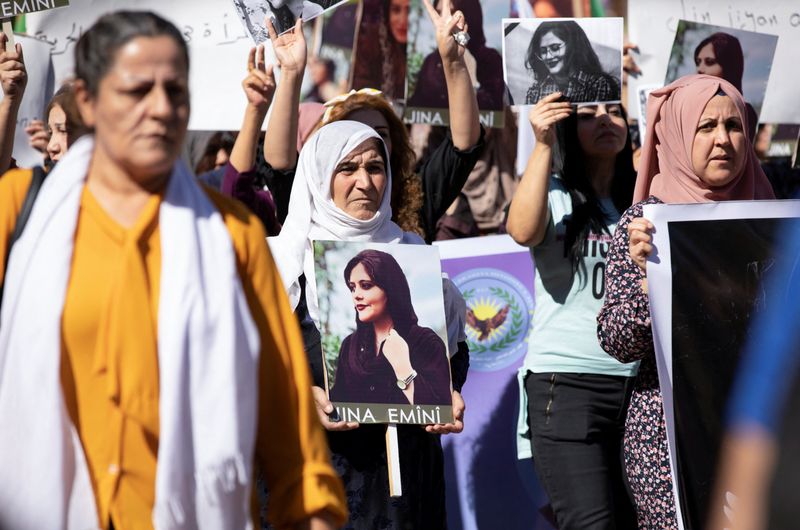 &copy; Reuters. نساء يتظاهرن احتجاجا على وفاة الإيرانية مهسا أميني في القامشلي بشمال سوريا يوم الاثنين. تصوير:  أورهان كرمان- رويترز. (يحظر إعادة البيع أو ال
