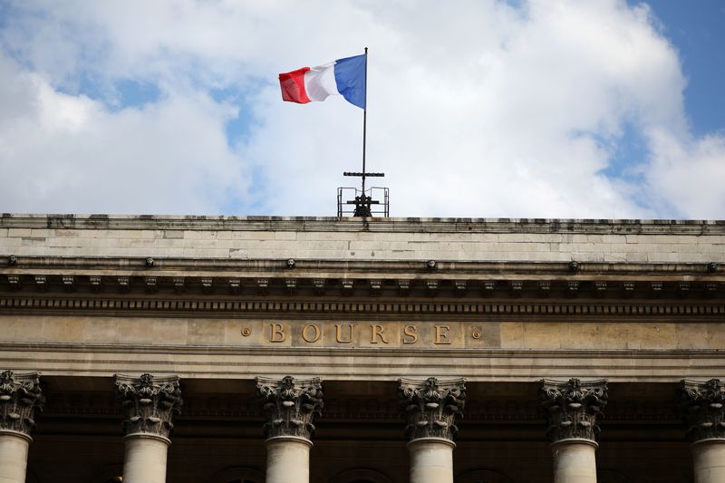 &copy; Reuters. Le drapeau français au sommet du Palais Brogniard, ancienne Bourse de Paris. /Photo prise le 9 mars 2022/REUTERS/Sarah Meyssonnier