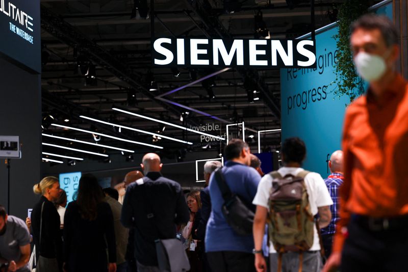 &copy; Reuters. FILE PHOTO: Visitors walk under a Siemens sign at the international consumer technology fair IFA in Berlin, Germany September 2, 2022. REUTERS/Lisi Niesner/File Photo