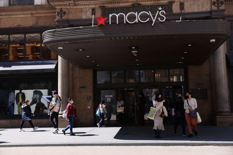 &copy; Reuters. Shoppers are seen outside Macy's in the Manhattan borough of New York City, New York, U.S., March 30, 2021. REUTERS/Caitlin Ochs.